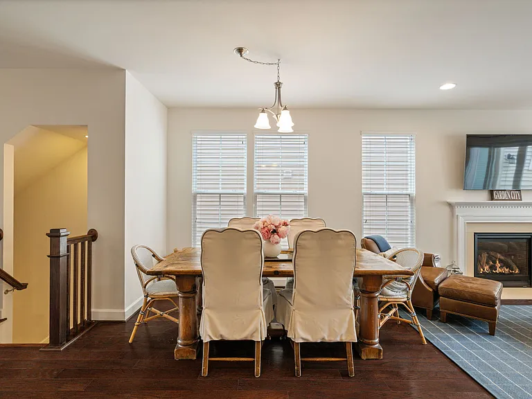 Breakfast/Dining Area