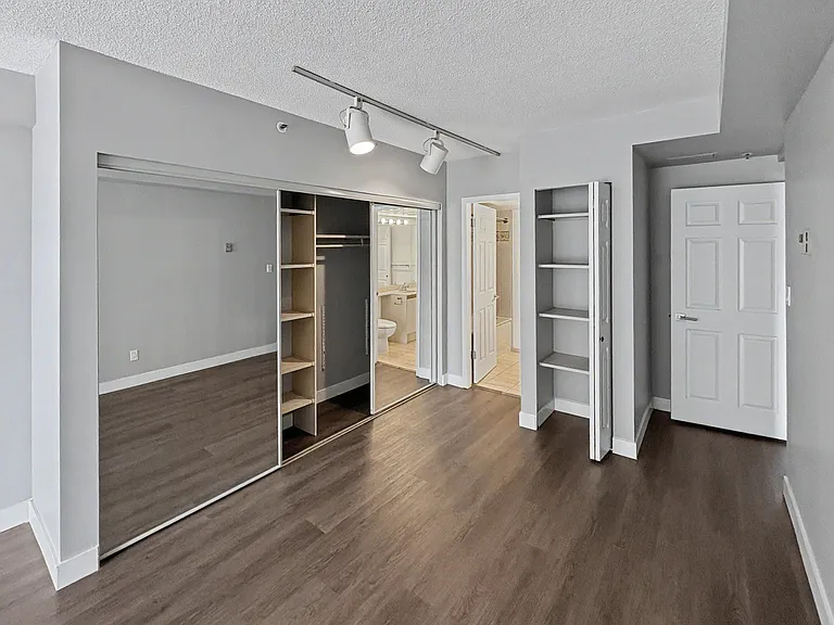 5733 Cambie St — Photo 46