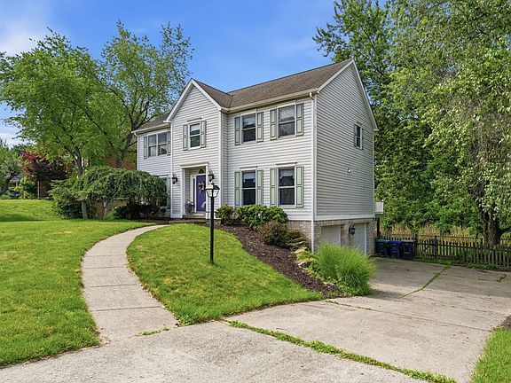 2nd image of 910 Poplar Pl