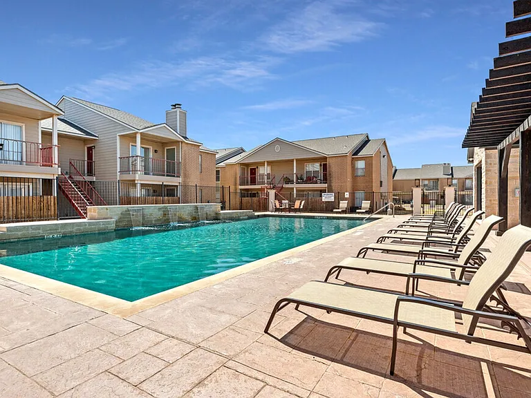 5321 S Loop 289 — Photo 2