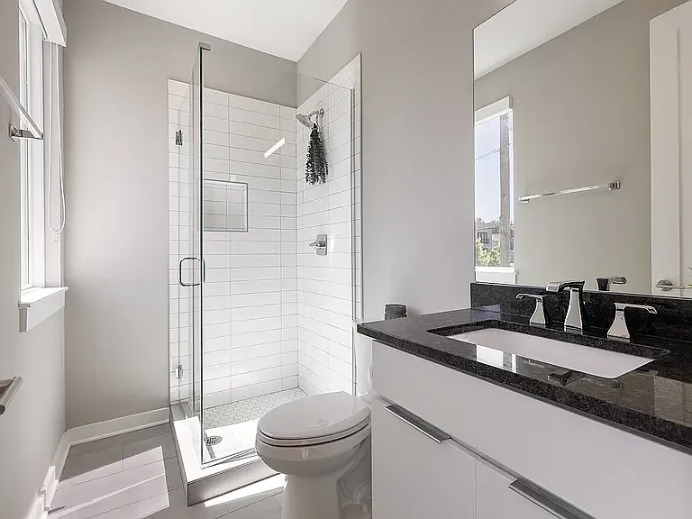 third bedroom en suite bathroom