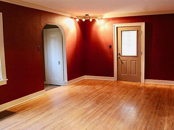 4th image of 303 Crescent Blvd