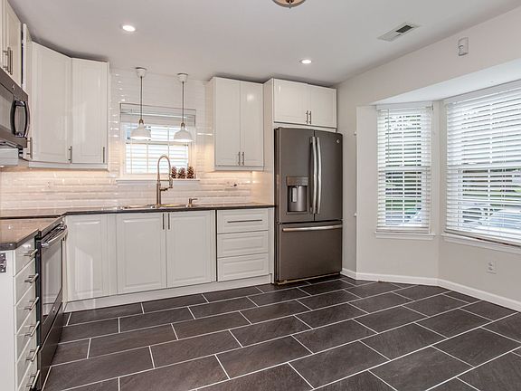 4th image of 1678 Skiffes Creek Cir