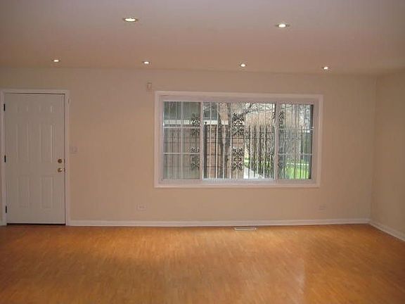 2nd image of 1634 W Morse Ave Unit A