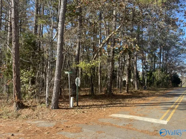 8 Woodland Dr, Centre, AL 35960