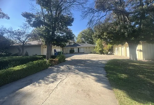 1702 Whitley Ave — Photo 7