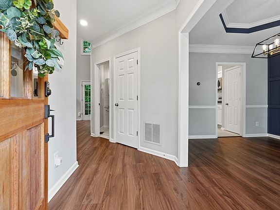 2nd image of 1106 Glenrose Dr SE