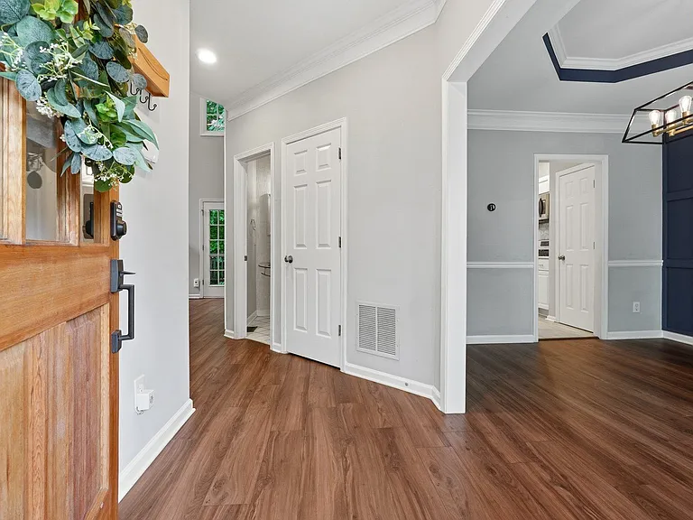 1106 Glenrose Dr SE — Photo 1