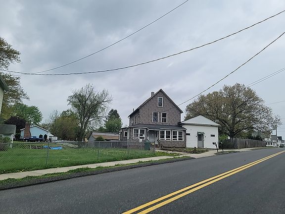 3rd image of 223 Sheridan St