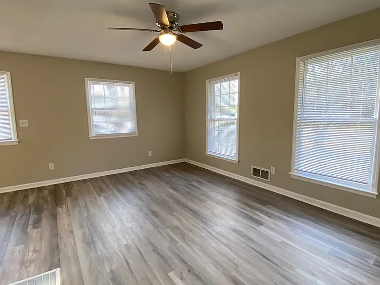 115/117 Jockey Club Dr — Photo 4