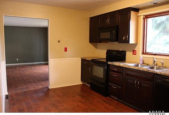 5th image of 520 W 5th St