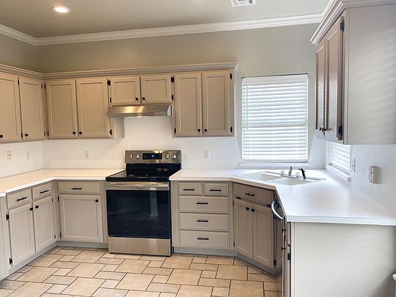 5th image of 831 W Dowden Dr