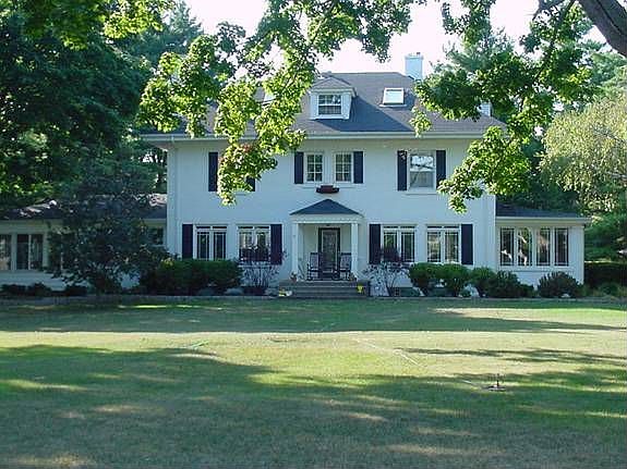 Dream Home on 1  acre downtown