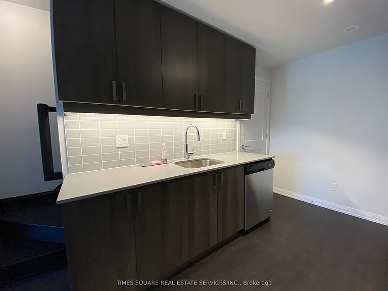 1050 Portage Pkwy #Townhouse 32 — Photo 6