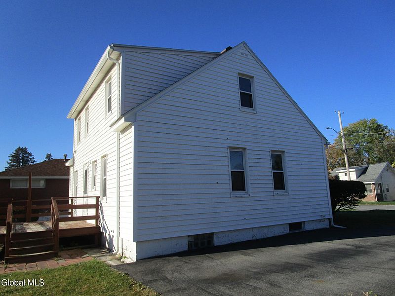 2nd image of 2542 Augustine Avenue