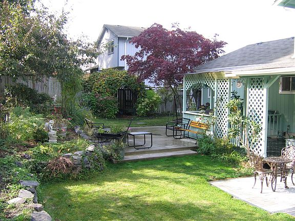 Private back yard w/deck