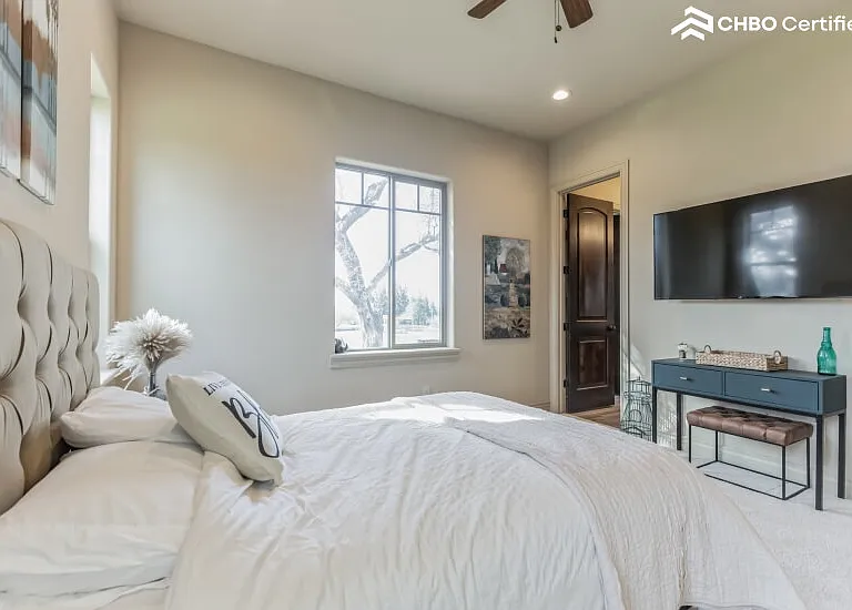 flat screen TV and access to jack and jill bathroom