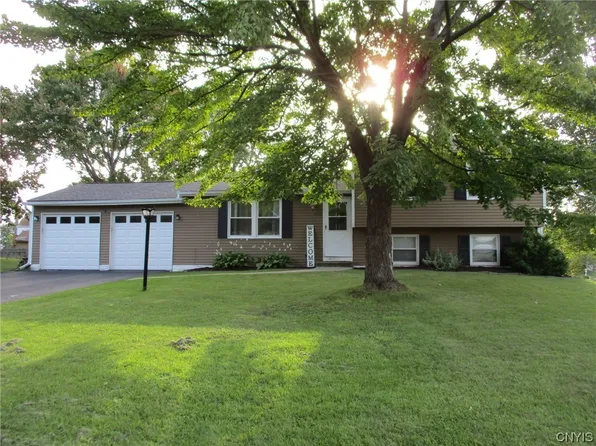 4221 Trotwood Ln, Clay, NY 13041
