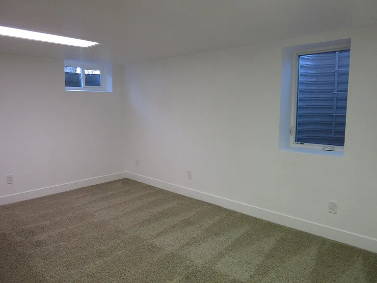 440 Dover St — Photo 36