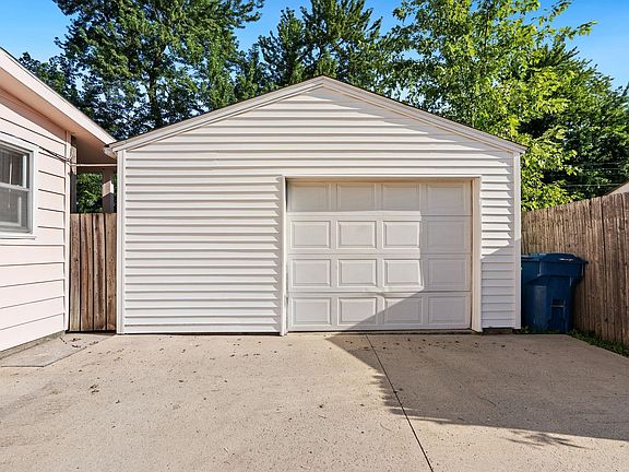 3rd image of 626 Brandford Ct