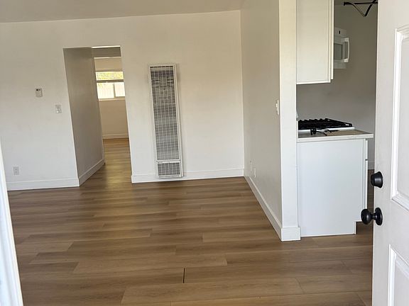 3rd image of 1257 Woodbury Ct #B