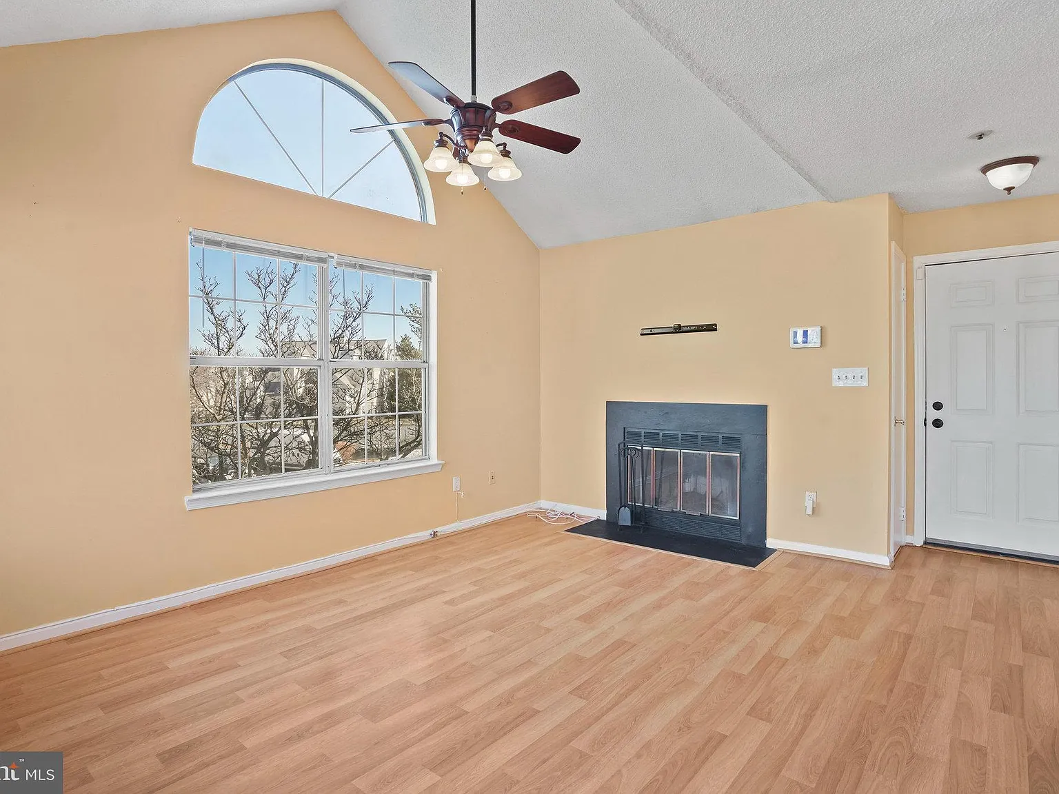 2 bed, 860 sqft, $2,150 — Photo 2