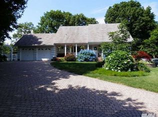 27 Robinhood Ct, Nesconset, NY
