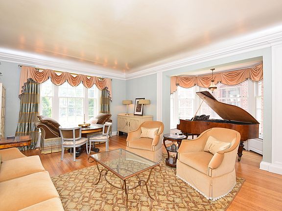 5th image of 2659 N Lake Dr