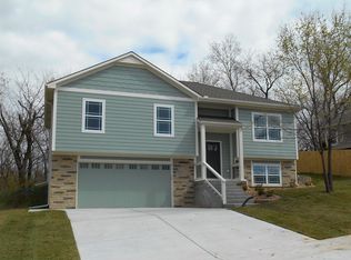 909 S 17th St, Leavenworth, KS 66048