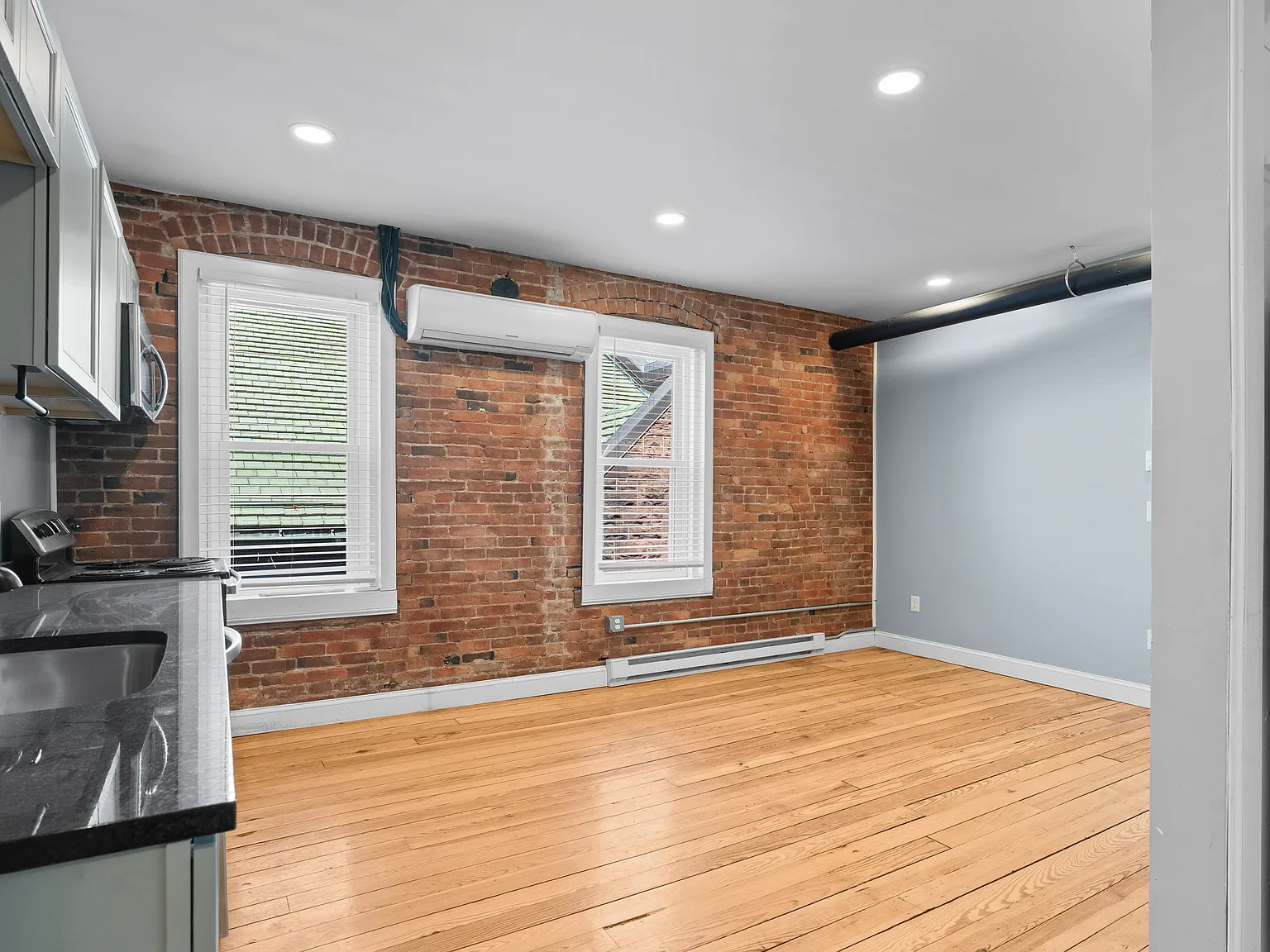 1 bed, 1000 sqft, $1,299 — Photo 2