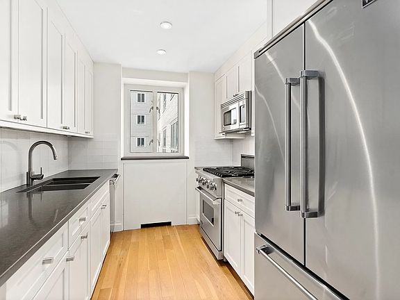 3rd image of 200 E 66th St APT D1606