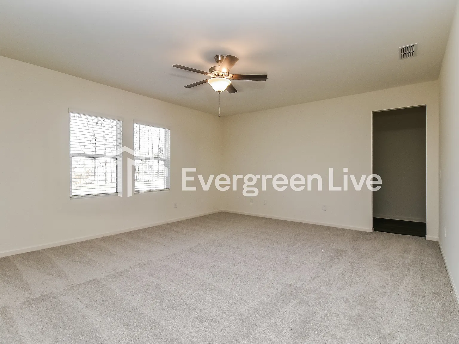 4 bed, 2.0 bath, 2401 sqft, $2,120 — Photo 4