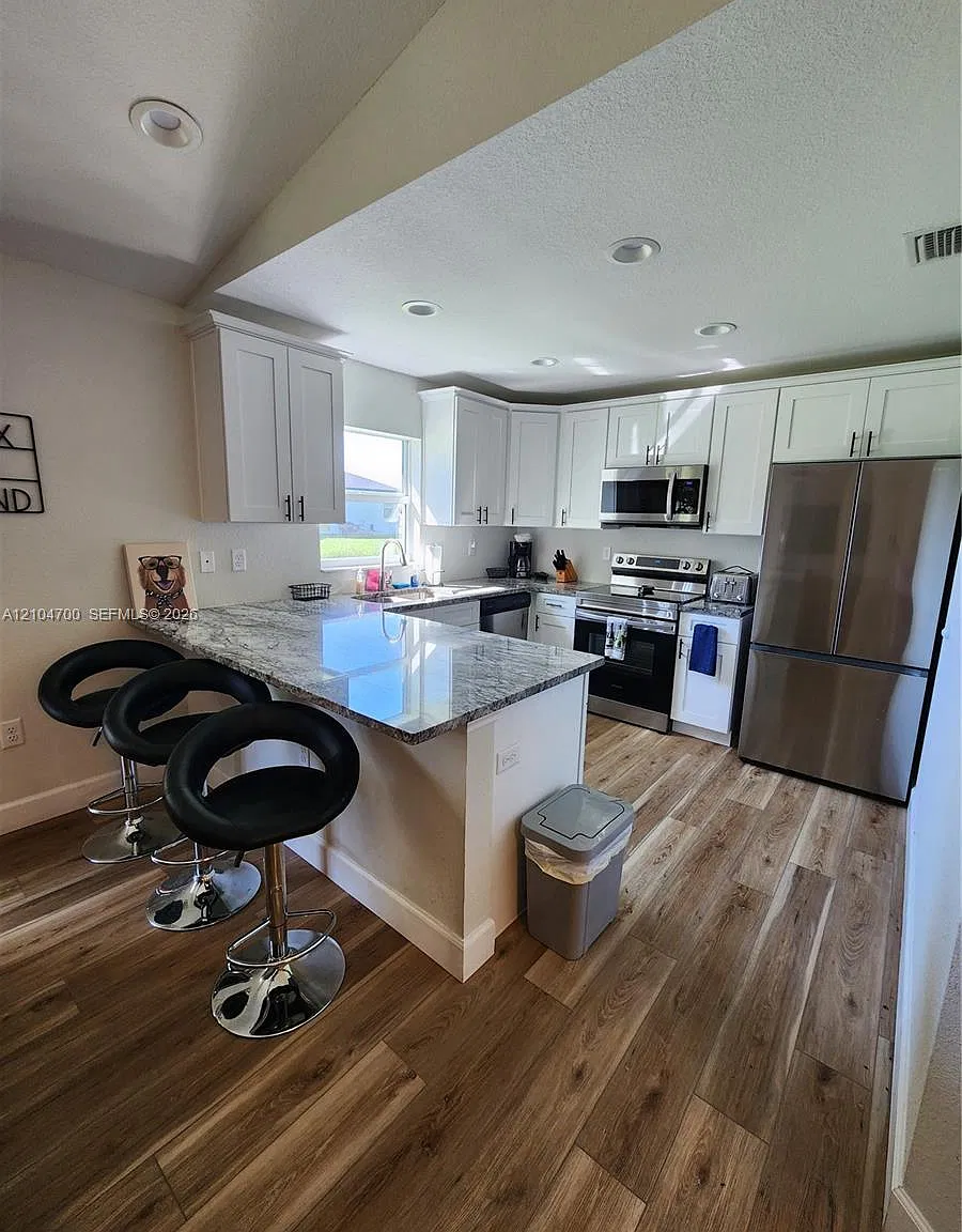 3 bed, 2.0 bath, 1358 sqft, $2,150 — Photo 2