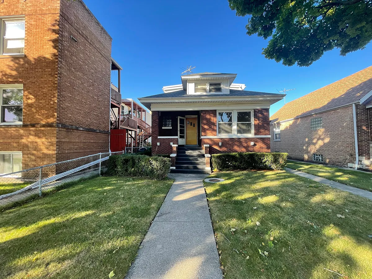 Building Photo - 5852 W Wilson Ave #1