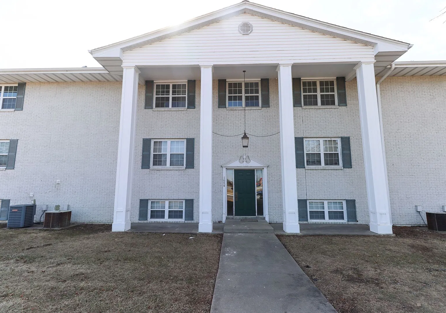 Greentree Condominiums — Photo 2