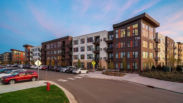 Viking Lakes Residences — Photo 28