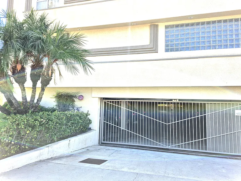 335 S Sierra Madre Blvd — Photo 2