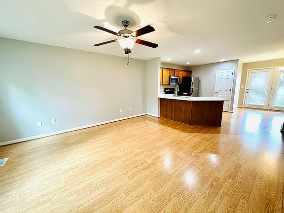 4th image of 102 Weist Pl #106