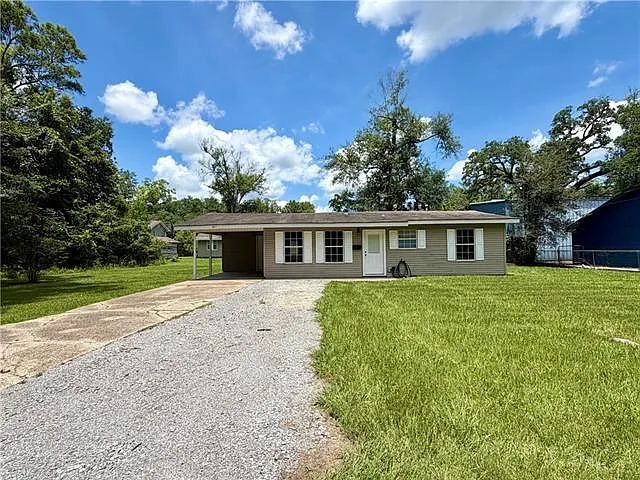 3 bed, 1.0 bath, 976 sqft, $1,350 — Photo 2