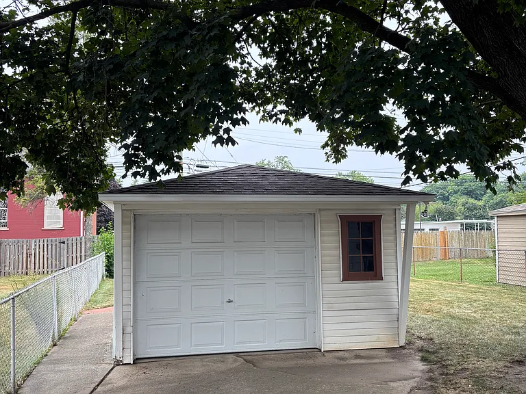 825 N Edison Ave — Photo 4