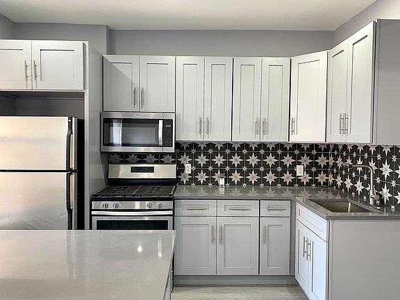 2nd image of 981 Rogers Ave #2