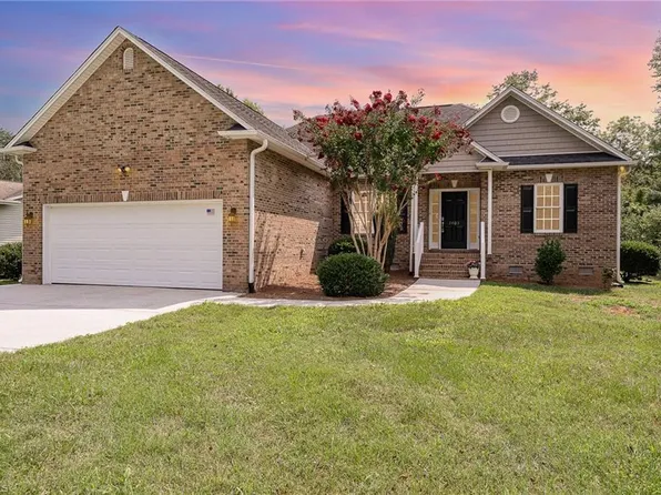 7403 Greenlawn Dr, Summerfield, NC 27358