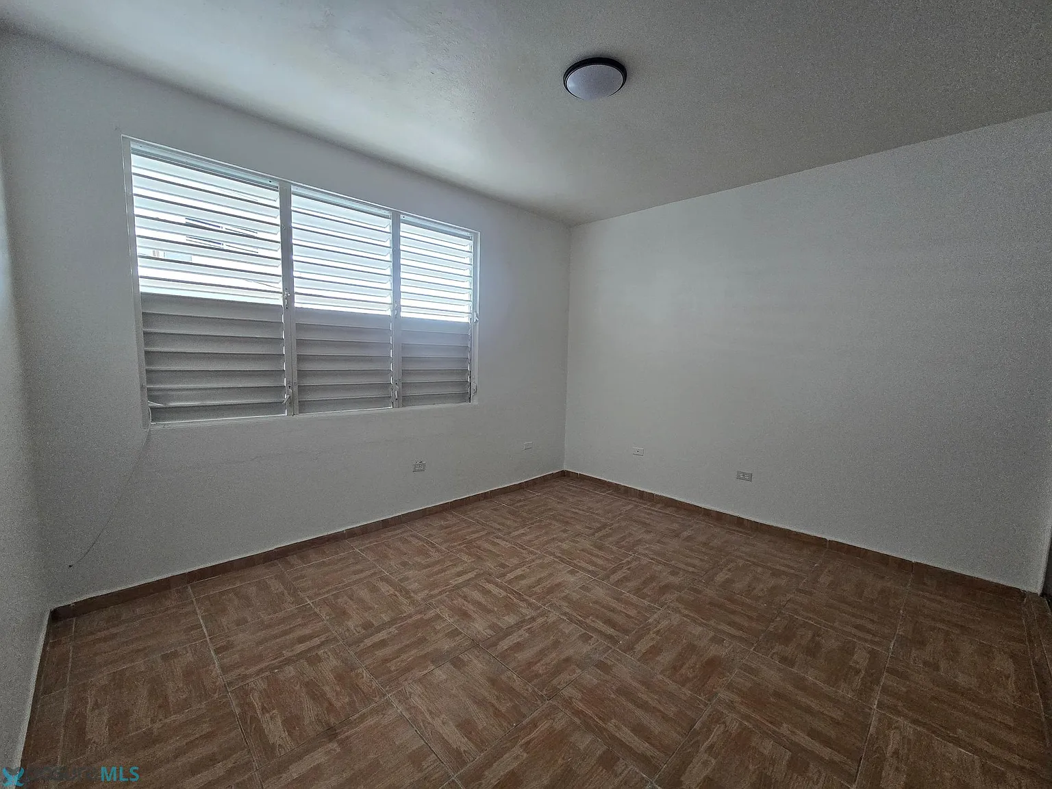 3 bed, 1.0 bath, 900 sqft, $1,300 — Photo 3