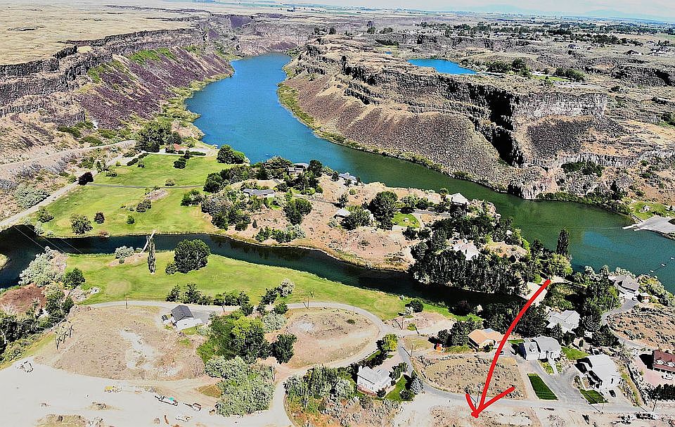 Private golf & boating.