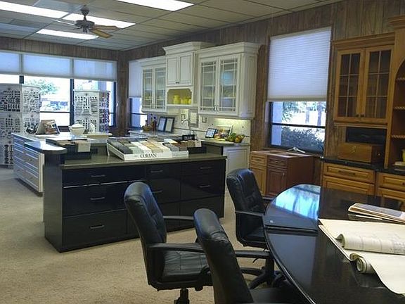 3rd image of 616 Tamiami Trl N
