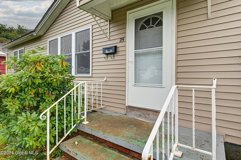3rd image of 25 Lee Avenue