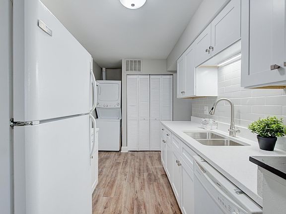 4th image of 425 N Lake Shore Dr #425