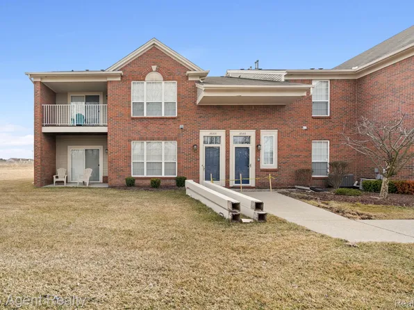 28205 Aurora Ln, Chesterfield, MI 48051