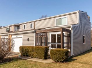 370 Honey Locust Dr, Wheeling, IL