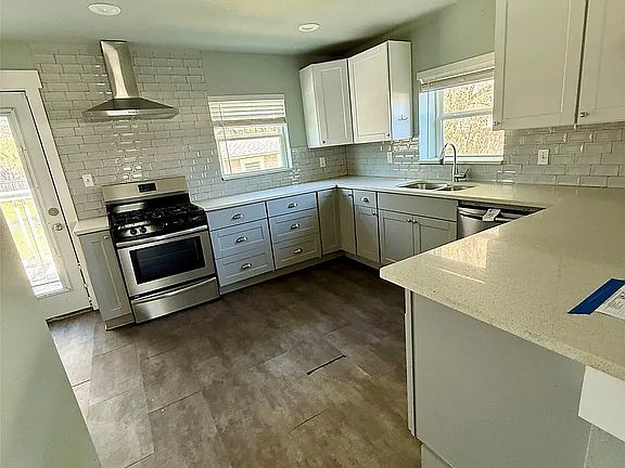 4th image of 619 Wood St